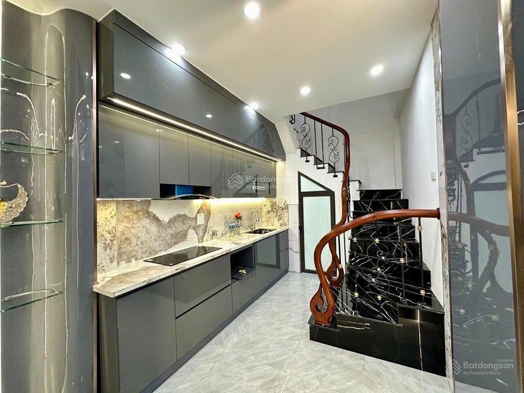 Nhà 5 tầng trung tâm cầu giấy gần mặt phố, cách ô tô 1 nhà  38m2, tặng full nội thất về ở ngay tết