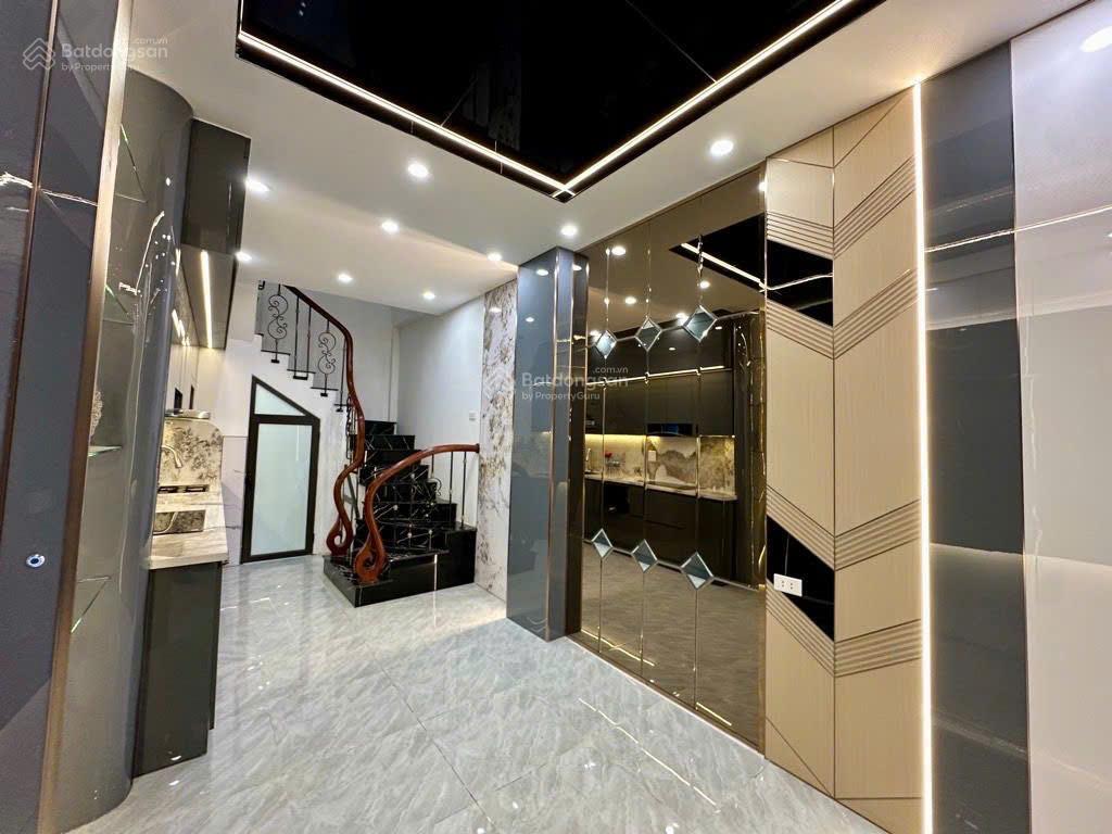 Nhà 5 tầng trung tâm cầu giấy gần mặt phố, cách ô tô 1 nhà  38m2, tặng full nội thất về ở ngay tết
