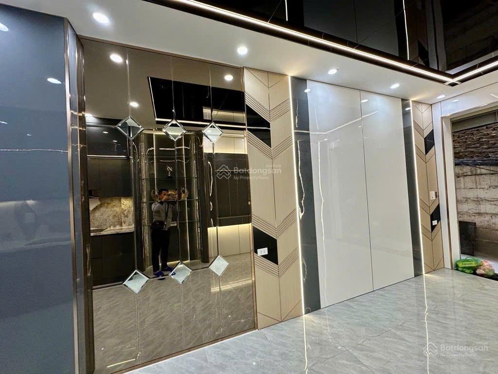 Nhà 5 tầng trung tâm cầu giấy gần mặt phố, cách ô tô 1 nhà  38m2, tặng full nội thất về ở ngay tết