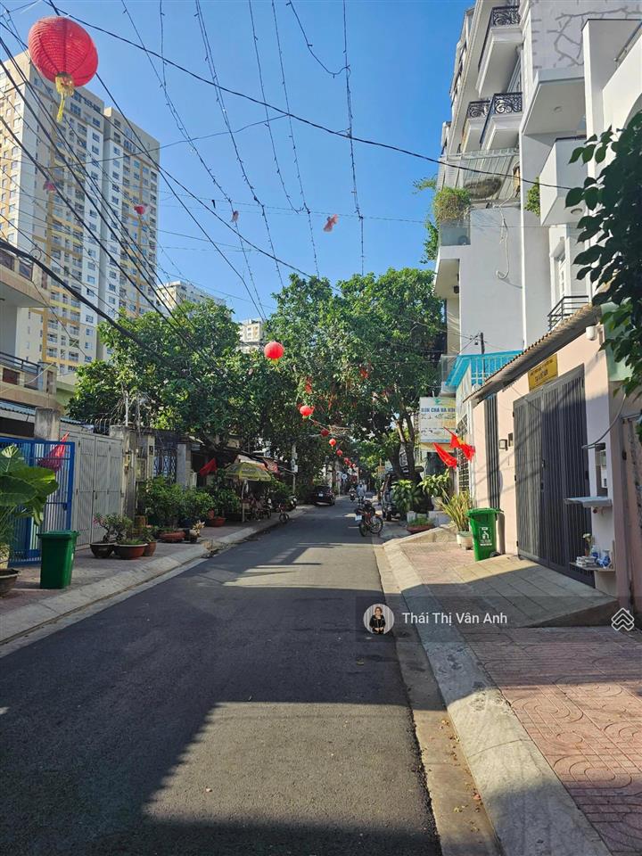 Chính chủ kẹt tiền bán gấp nhà mt đường số phường thảo điền quận 2  6x24,5m  3 tầng giá 31 tỷ tl