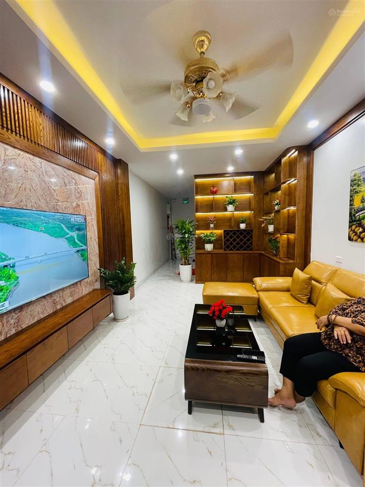 Trần cung 7t thang máy nhà xây chắc chắn đẹp đầy đủ nội thất xịn xò sẵn về ở dt 40m2. ngõ nông