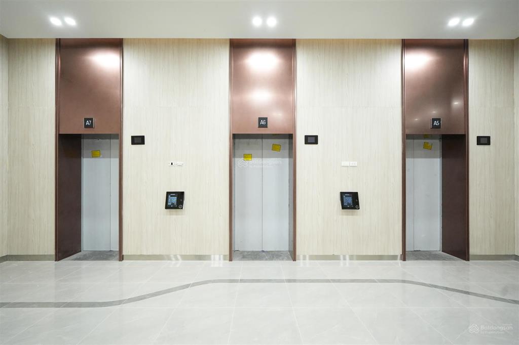 Sàn văn phòng rox tower giá chỉ từ 48tr/m2, ck 5%, vay 70% htls 0% 12 tháng, miễn phí dv 12 tháng