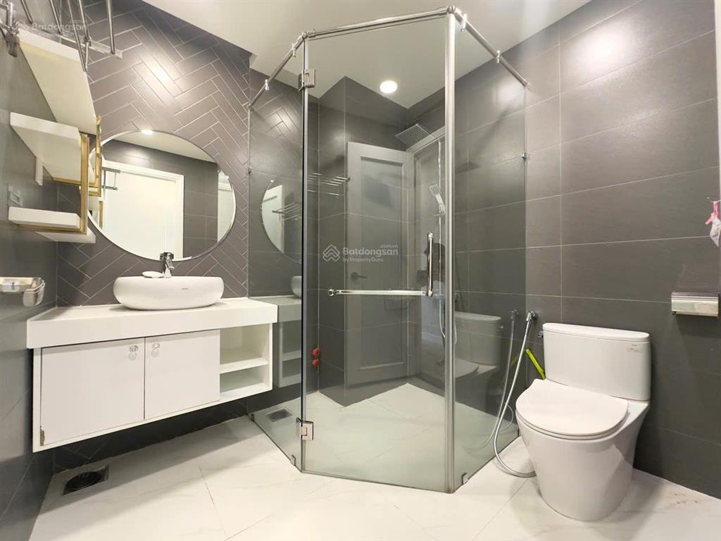 Căn hộ ban công full nội thất, thang máy, hầm xe gần cầu công lý  lê văn sỹ quận 3
