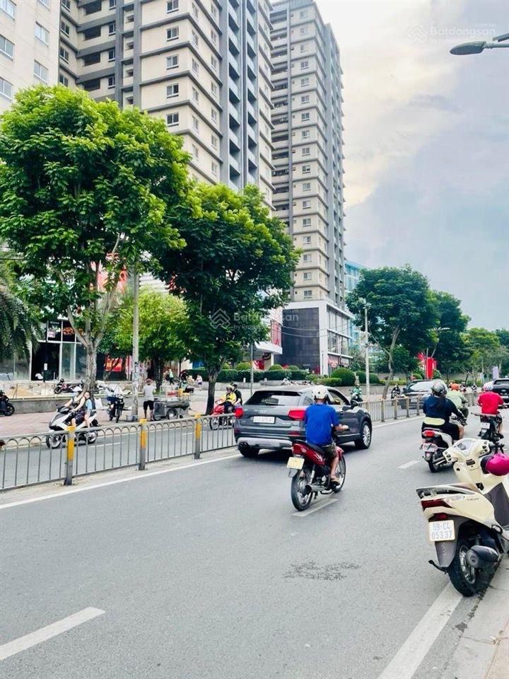 Bán đất tặng nhà, nguyễn thị thập, tân quy, quận 7. dt 630m2  ngang 20m, dòng tiền 1.5tỷ/n. chỉ 5x