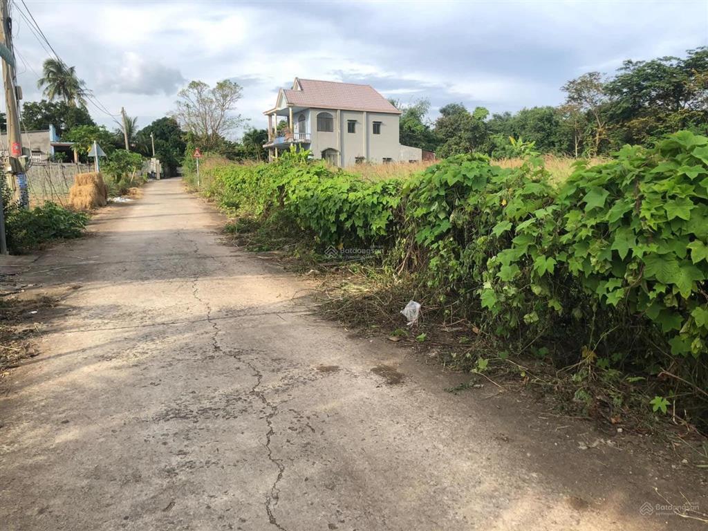 Bán lô đất đẹp thuộc suối nghệ, châu đức. 121 x 40m. sổ riêng sẵn 300m2 thổ cư. đường bê tông