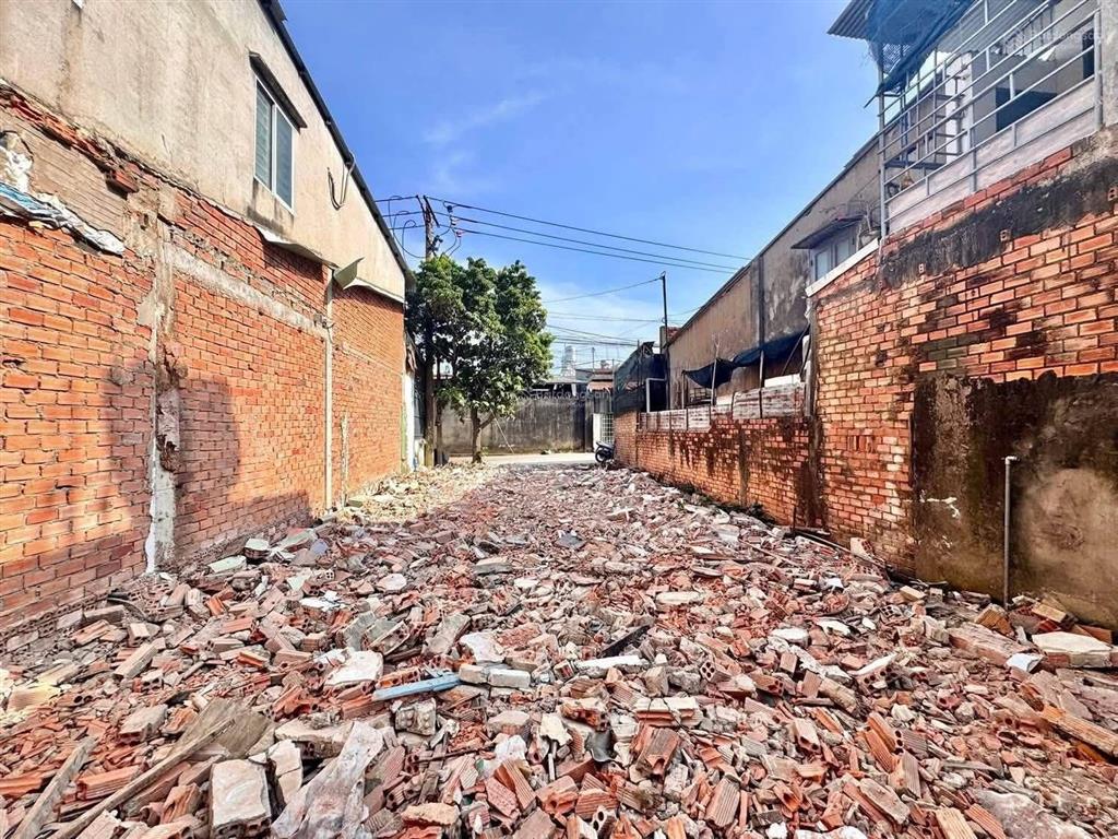 B.án lô đất ngay cạnh chợ nhỏ lộ đức. hố nai đồng nai diện tích  7 x 19m. sổ riêng full thổ cư.