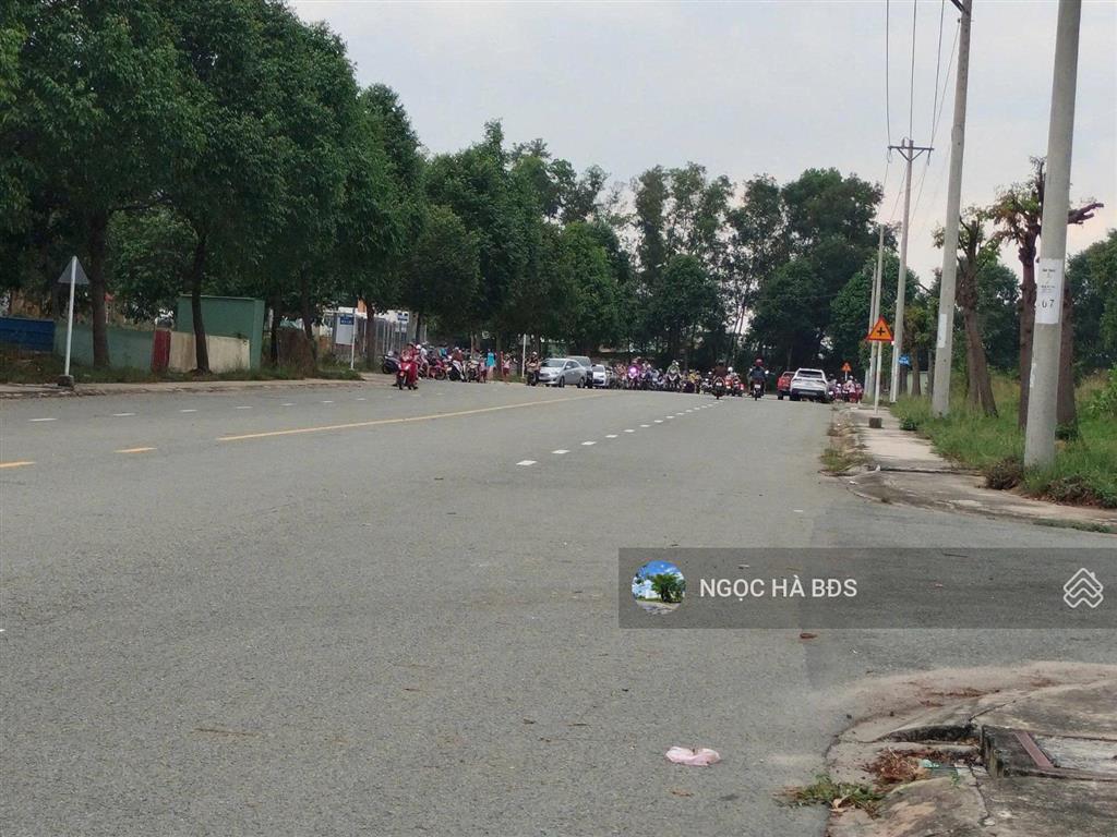 Bán đất 150m2 giá chỉ 975tr gần tthc bàu bàng, sổ sẵn đường nhựa 20m có vỉa hè sau ql13, mtd d9