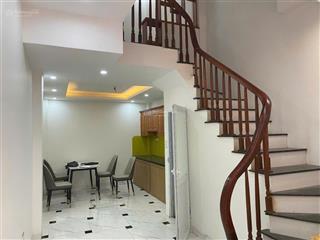 Nhà kiến hưnghà đông dt 30m, xây 4 tầng chắc chắn, tc nhỏđẹp k lỗi phong thuỷ