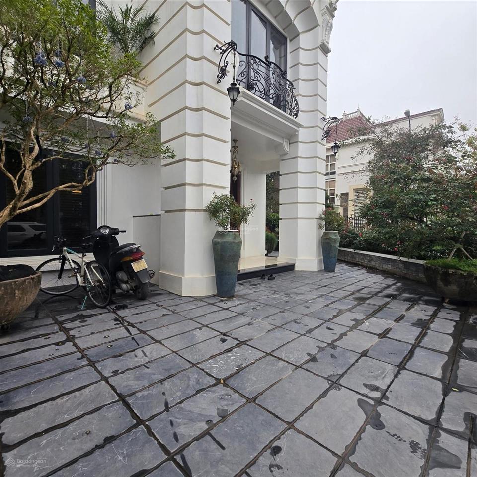 Biệt thự 335m2, lô góc 2 mặt tiền xây 4 tầng, mặt tiền 16m ngay gần đường nguyễn văn huyên kéo dài