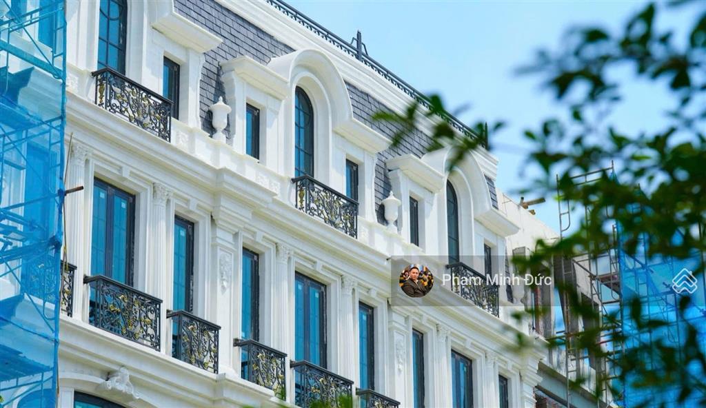Cùng 12 tỷ bạn chọn gì? nhà cũ trong ngõ 35m hay nhà phố 5 tầng phong cách châu âu