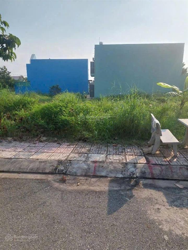 Bán gấp lô đất nằm ngay mt gần chợ búng dt 150m2 giá 1 tỉ 085 tiện kd buôn bán 7tr/th shr