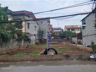 Mặt đường 312, cách trung tâm hành chính huyện 2km