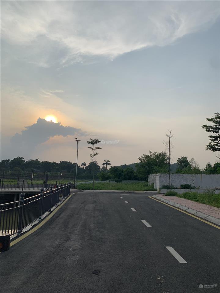 Hơn 3 tỷ/lô 135m2 view hồ sinh thái hai mặt thoáng, trung tâm ngã tư lục quân