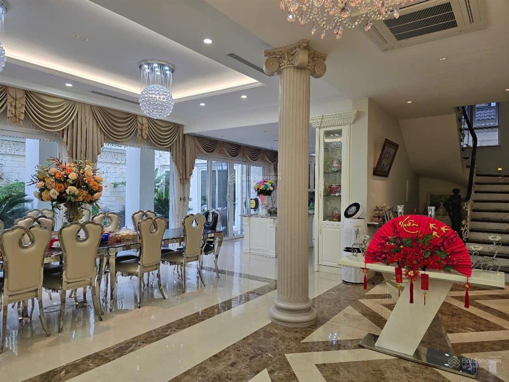 Chính chủ bán biệt thự đơn lập vườn tùng siêu đẹp, xây mới hoàn toàn nội thất nhập khẩu