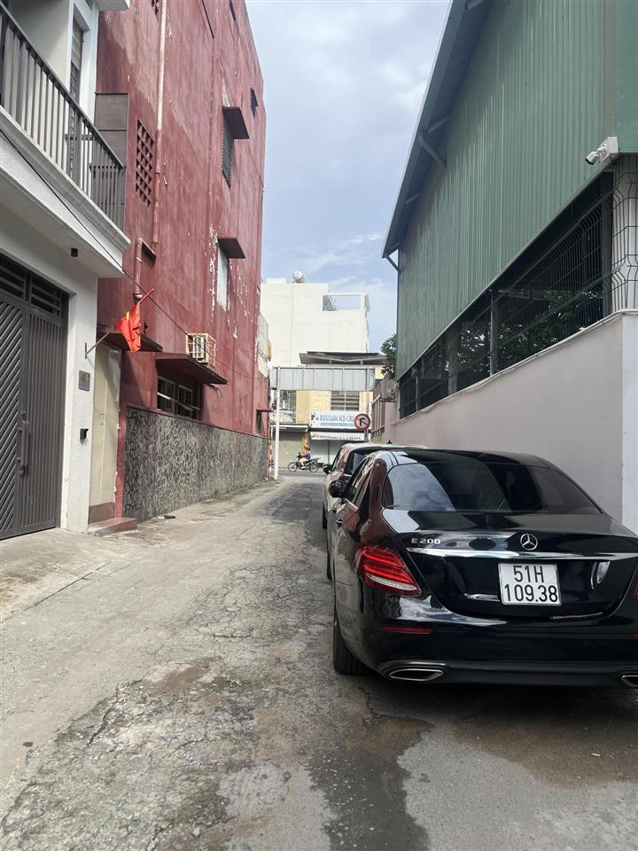 61m2  phú nhuận  3 tầng  xe hơi ngủ nhà sát mặt tiền  10,8 tỷ  ngang 4m x dài 15m  100tr/th