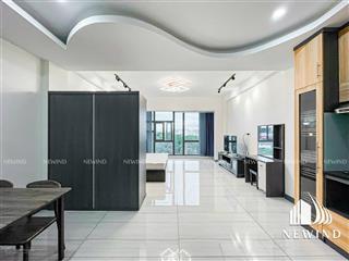 Studio siêu to khổng lồ, đầy đủ nội thất, tone xám có gu