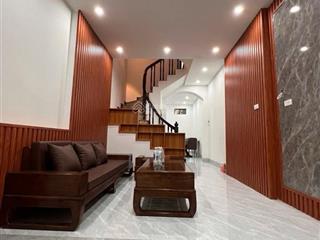 Bán nhà giáp bát 40m2, ngõ 3 gác, ngõ thông gần ô tô, tương lai sáng, giá 8.98 tỷ.