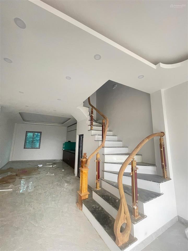 Chính chủ gửi bán nhà 3 tầng tiền phong. dt 50m2 mới kính koong chỉ việc xách vali đến ở