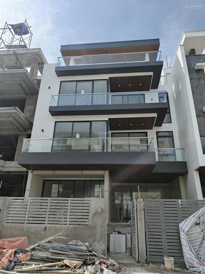 Cho thuê nhà phố làm vp cty, giá 90tr/tháng dt 10x18m khu compound an ninh nhà mới đẹp