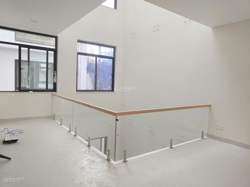 Cho thuê nhà phố làm vp cty, giá 90tr/tháng dt 10x18m khu compound an ninh nhà mới đẹp