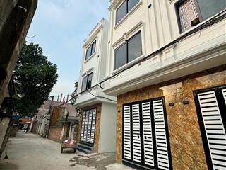 Nhà 3t*33m2 lô góc mặt đường thông ô tô tránh. sát chợ trường. kinh doanh nhỏ được. giá chỉ 2,92 tỷ