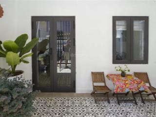 Bán nhà phố cổ hội an, lô góc, 101m2, 4.2 tỷ, full nội thất, sân vườn đẹp, ở sướng or kd 0936 445 ***
