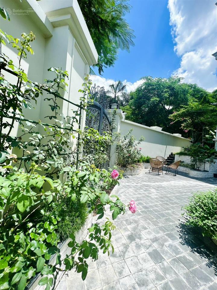 Ngay nguyễn văn hưởng ,thảo điền q.2. bán biệt thự sân vườn dt 20 x 37m. chỉ 150tr/m2. giá 111 tỷ