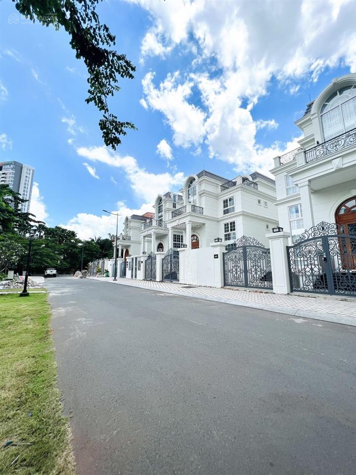 Ngay nguyễn văn hưởng ,thảo điền q.2. bán biệt thự sân vườn dt 20 x 37m. chỉ 150tr/m2. giá 111 tỷ