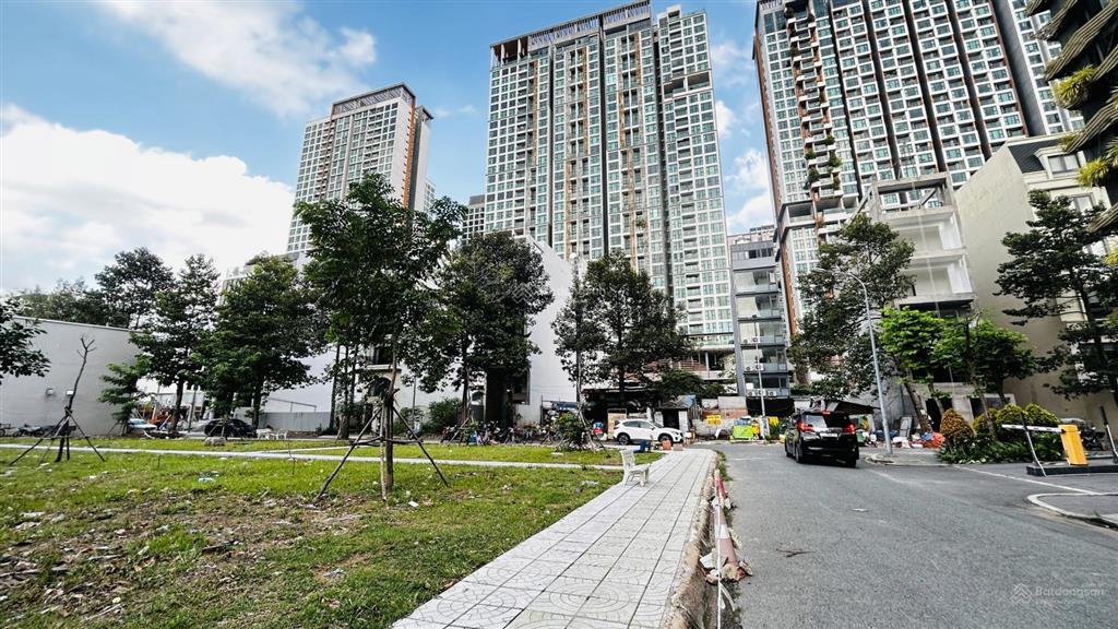 73 triệu/m  bán lô đất quận 2  góc 2 mt  ngang 14m vuông vức  đường lê hữu kiều, bình trưng tây