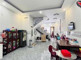Nhà đẹp vào ở ngay  sân trước nhà rộng rãi dt 67 m2 . ngay tân hòa đông