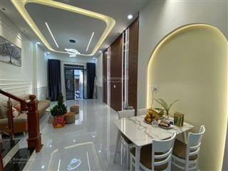 Nhà đẹp  vào ở ngay  4 tầng  5pn  ngay vòng xoay lê đại hành  8 tỷ hơn