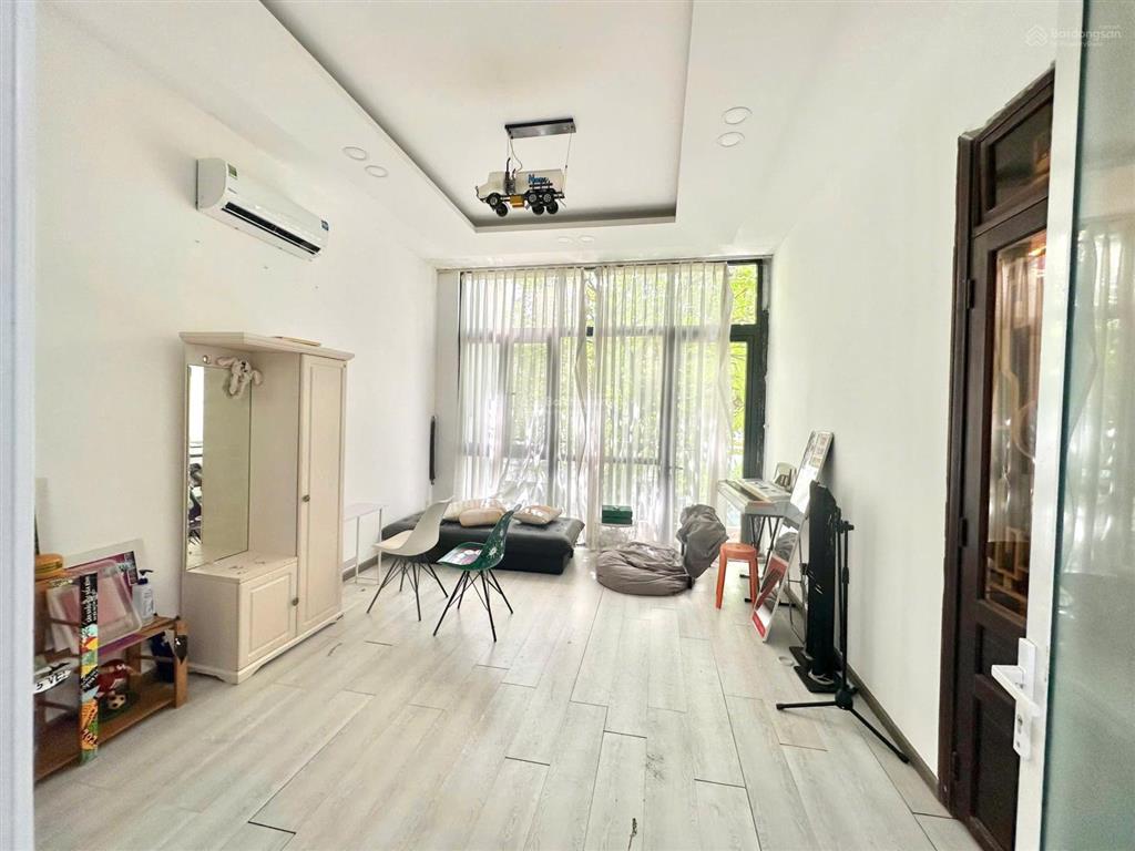 Giảm nhiều bán gấp nhanh tay thì còn biệt thự đẹp 8x18m, 3tầng, giá 15tỷ, đường nguyễn thị thập, q7
