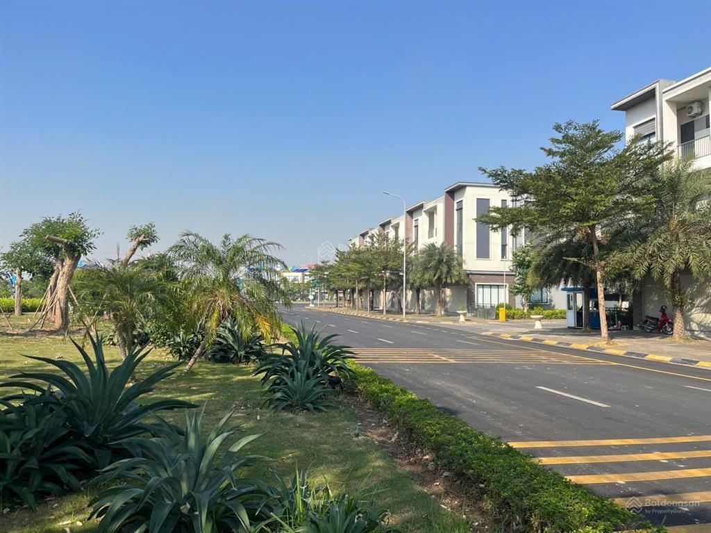 Shophouse beomes mặt đường hữu nghị giá chỉ 8,4 tỷ view nhìn toà nhà điều hành,vườn hoa,bãi xe