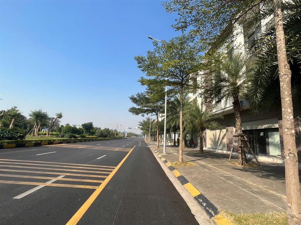 Shophouse beomes mặt đường hữu nghị giá chỉ 8,4 tỷ view nhìn toà nhà điều hành,vườn hoa,bãi xe