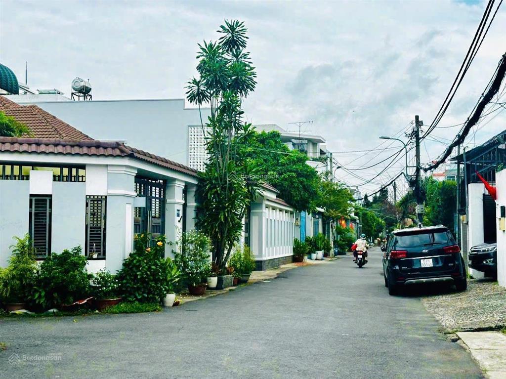 Bán gấp lô đất gần bệnh viện thủ đức 108m2 ngang 5m2 nở hậu, đất trống tiện xây mới. 0939 415 ***