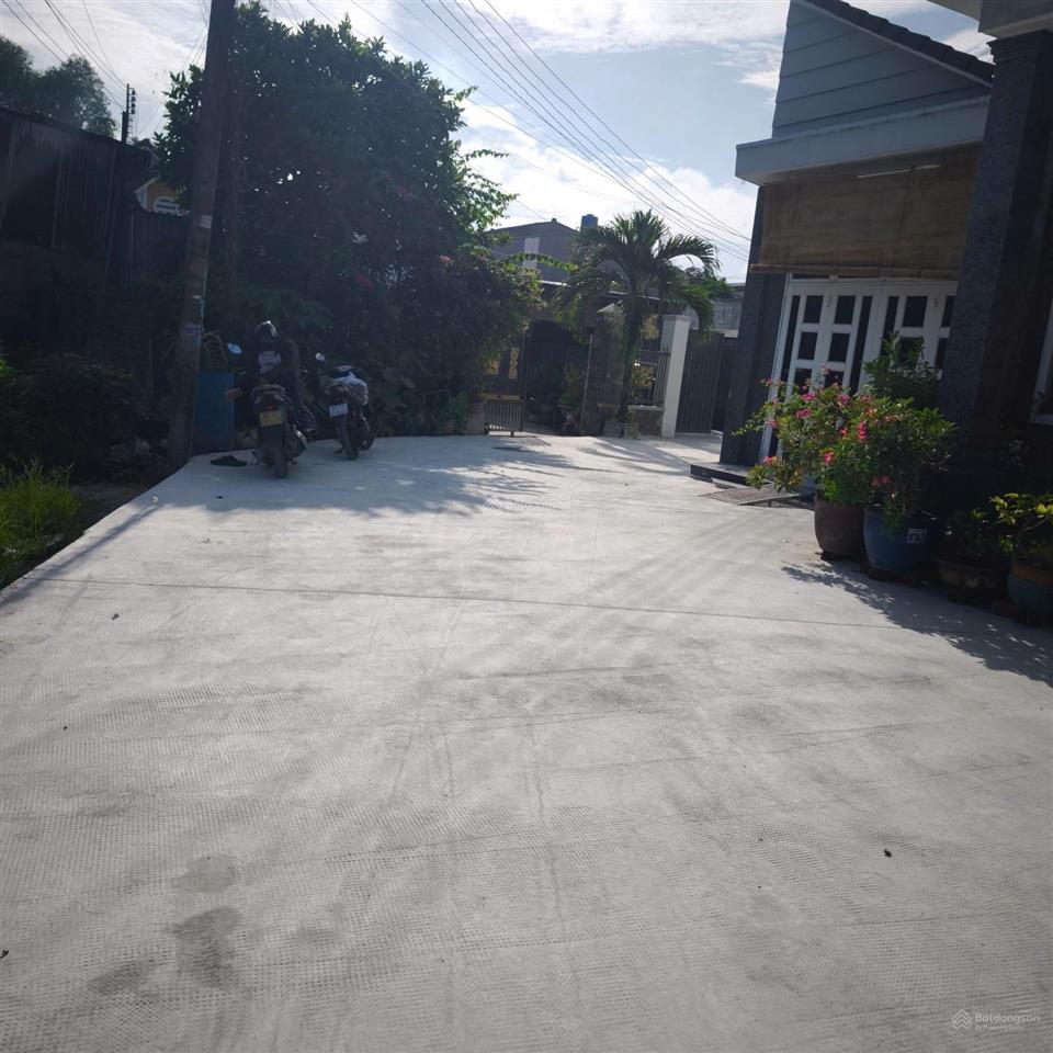 5.5x17m, 2.2 tỷ (rẻ, hiếm), đường bê tông 5m, thuận giao, ra ql13 500m