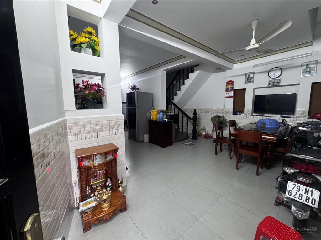 Cần sang nhà mặt tiền kinh doanh sẵn dòng tiền tttp đường lê đại hành