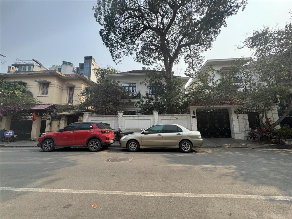 Bán biệt thự đẳng cấp phố nguyễn gia thiều, hoàn kiếm, 310m² đất vàng, mặt tiền 10m, 1 sổ