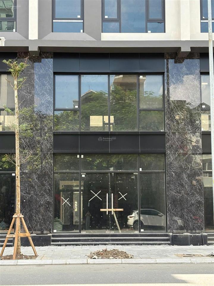 Shophouse nhận nhà kinh doanh ngay  hàng kín lô đẹp cạnh xẻ khe