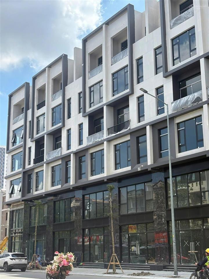 Shophouse nhận nhà kinh doanh ngay  hàng kín lô đẹp cạnh xẻ khe
