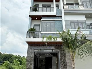 Chính chủ bán căn nhà 3,5 tầng ngay trung tâm hành chính bình chánh nhà xây ở kiên cố, sổ riêng