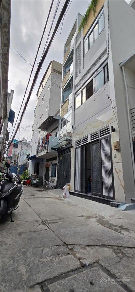 Nhà mới xây còn thơm mùi sơn gần chợ