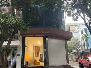 Nhà lô góc 3 mặt tiền 2 mặt tiền 1 mặt ngõ , phù hợp cho nhà làm văn phòng và nhà dòng tiền