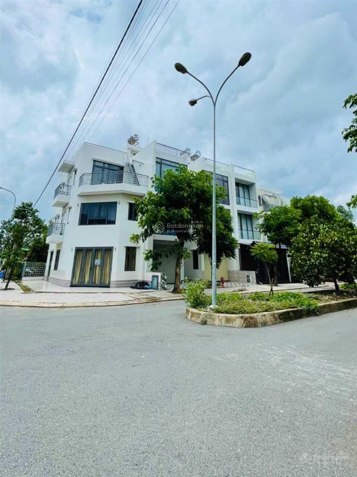 Lô đất sổ hồng sẵn góc ngã tư lớn giá rẻ nhất kdc lsvn.  0902 997 *** xem sổ