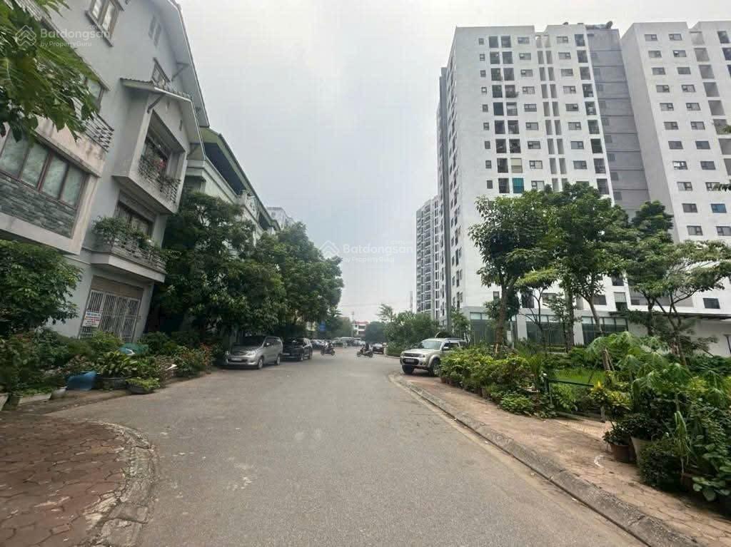 Bán đất phố sài đồng  đất phân lô,view công viên, đường ôtô tránh vỉa hè 2 bên. giá chào 18.x tỷ