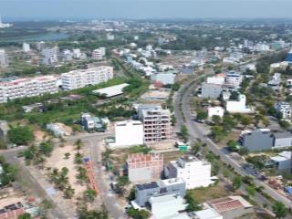 Đất hai mặt tiền 8x17,5m gần biển tiện xây biệt thự đối diện là công viên