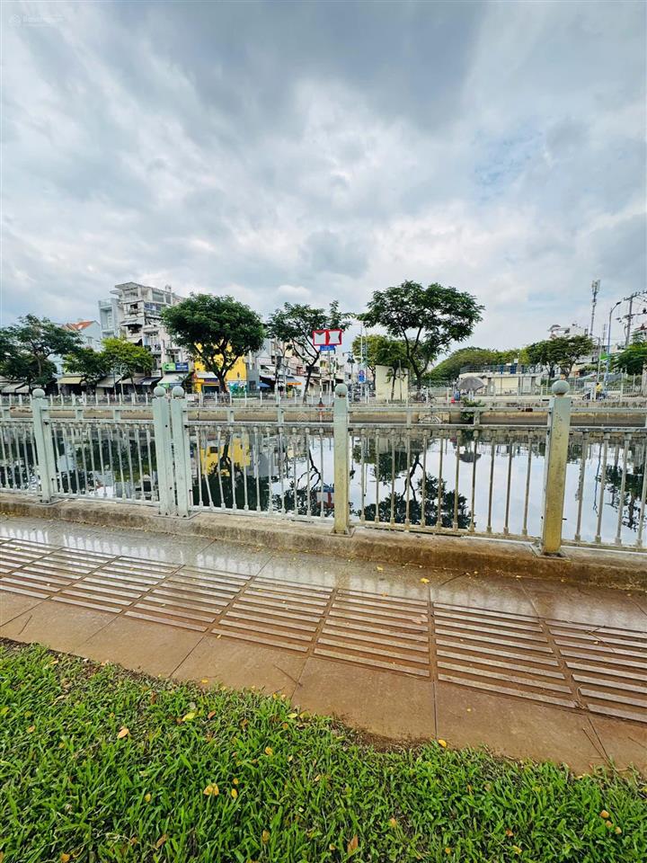 Chính chủ bán gấp quỹ đất mặt tiền view sông p2, quận 6 3200m2, ngang 40 dài 65, ngon nhất q6