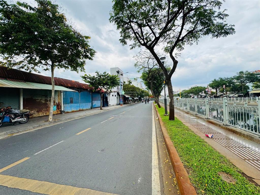 Chính chủ bán gấp quỹ đất mặt tiền view sông p2, quận 6 3200m2, ngang 40 dài 65, ngon nhất q6