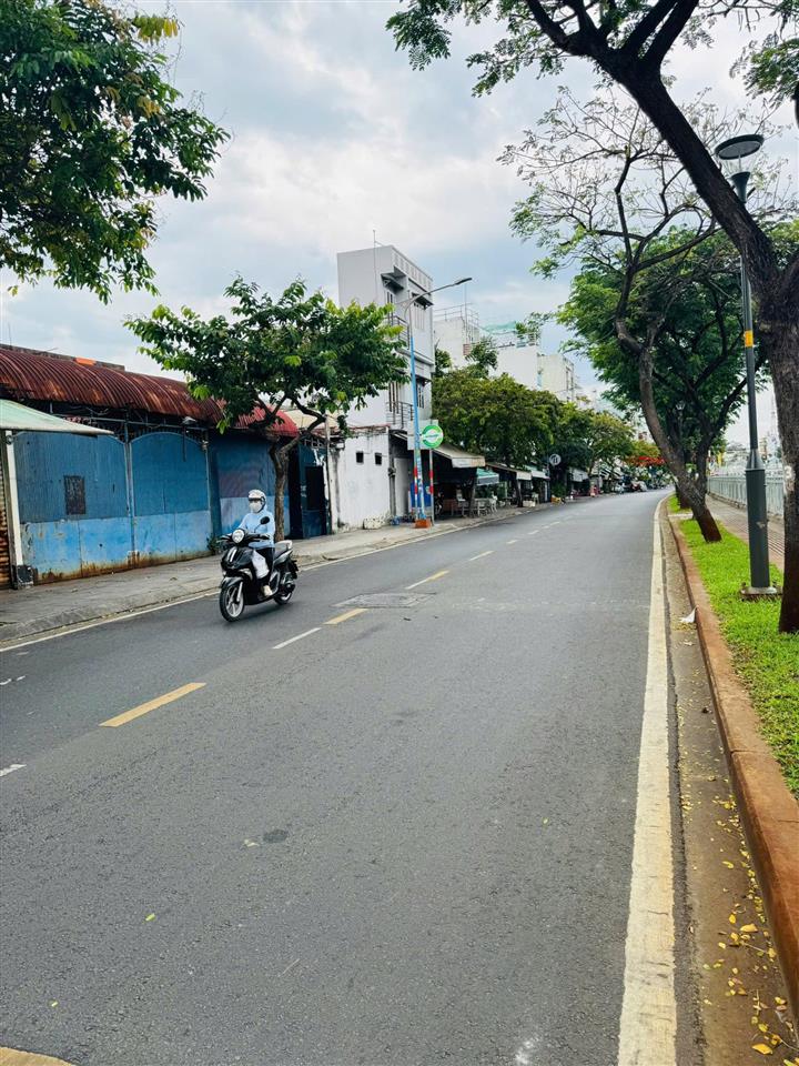 Chính chủ bán gấp quỹ đất mặt tiền view sông p2, quận 6 3200m2, ngang 40 dài 65, ngon nhất q6