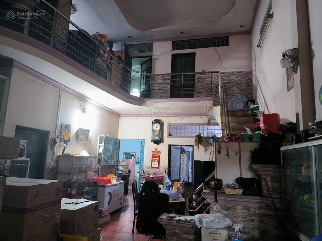 Nhà mặt tiền vừa ở, vừa kinh doanh  quốc lộ 22 ngay trung tâm thị trấn củ chi, dt 300m2